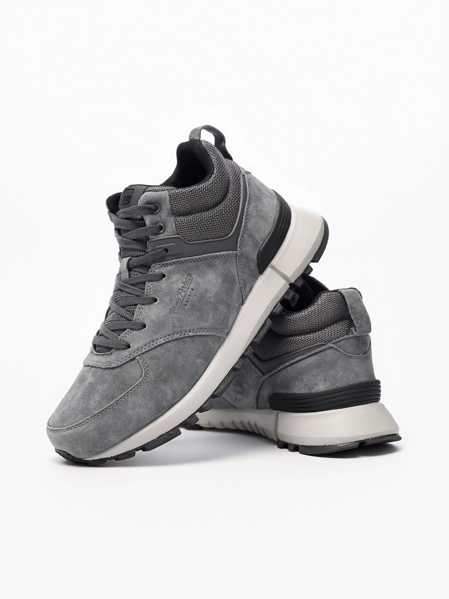 Кроссовки серого цвета комбинированные на рельефной подошве